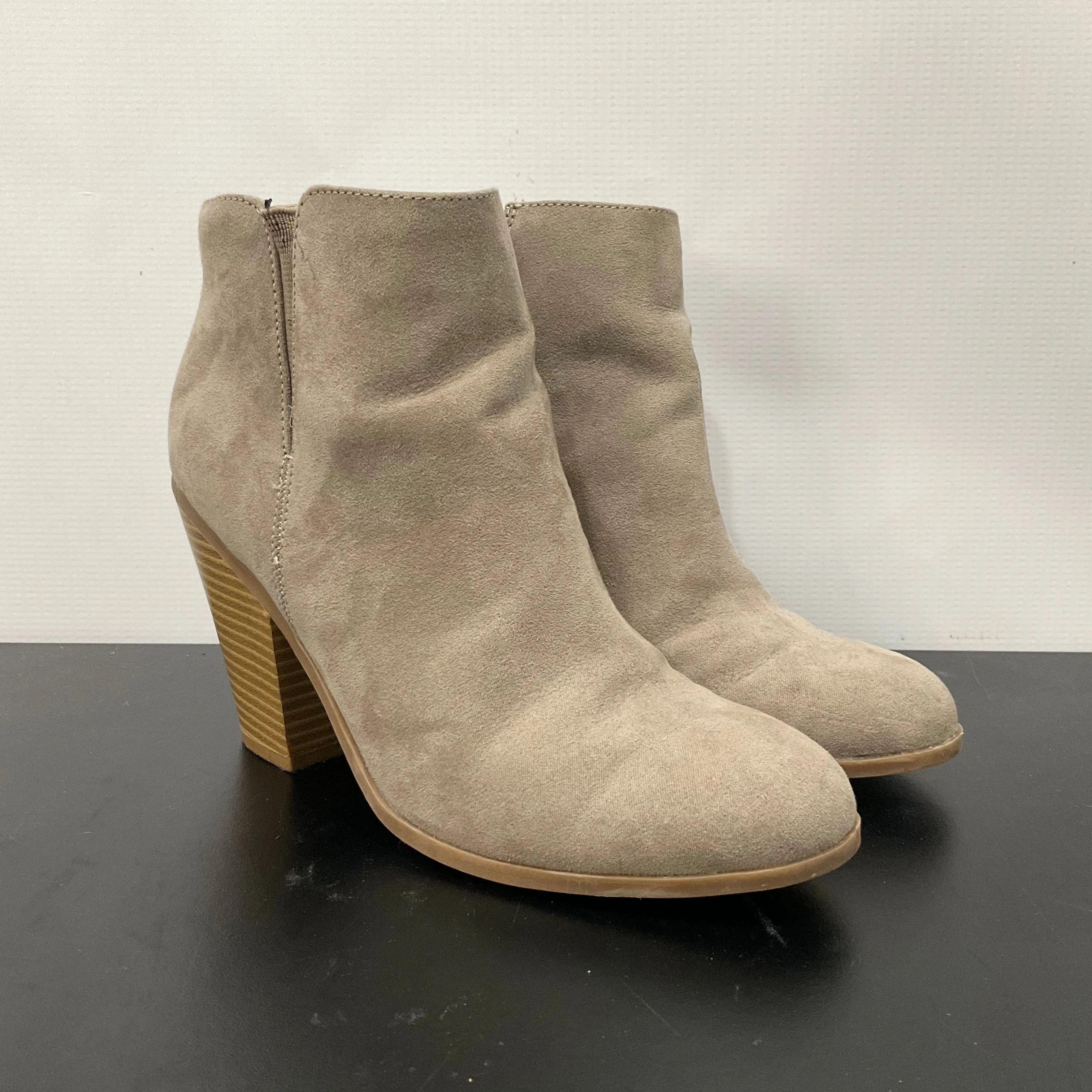 Boots Ankle Heels By Banana Republic In Brown, Size: 8